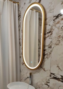 Овальное зеркало капсула в раме цвет латунь с подсветкой в ванную